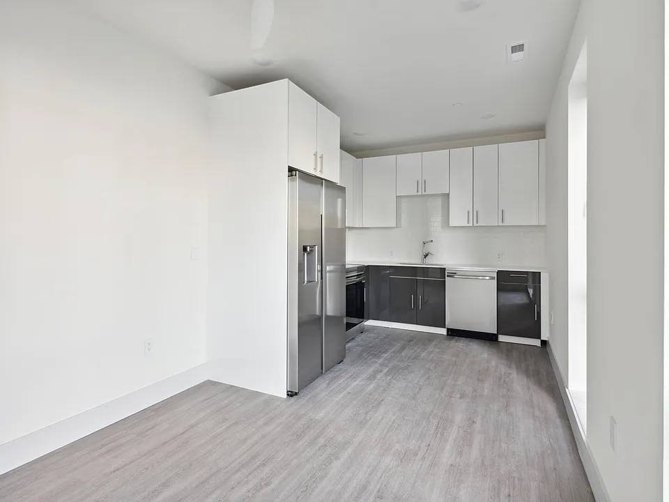1225 E Fletcher St #404