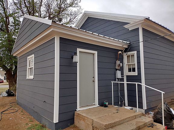 5th image of 702 E Broadway St