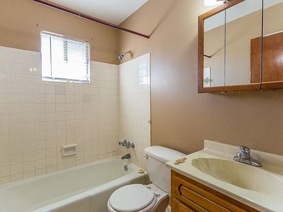 5th image of 4904 Saddlebrook Ln APT 4