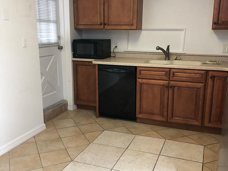 Full kitchen with all appliances and full size pantry