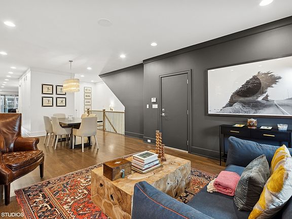 5th image of 637 W Melrose St APT 1