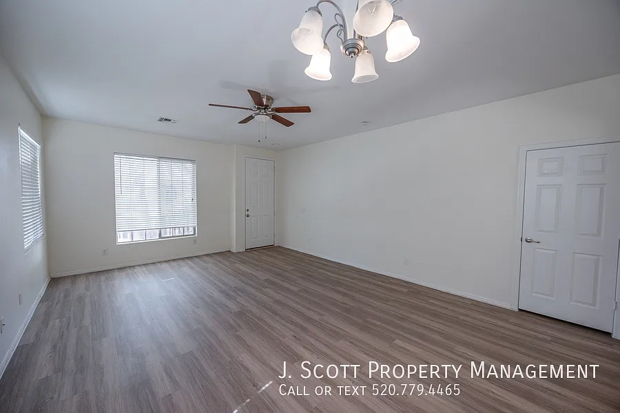 Beautiful 3-Bed in Power Ranch with Community Pools and Parks! — Photo 4