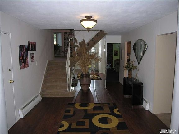 2nd image of 9 White Cliff Ln