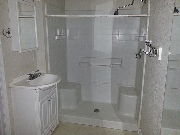 4th image of 440 Woody Cir
