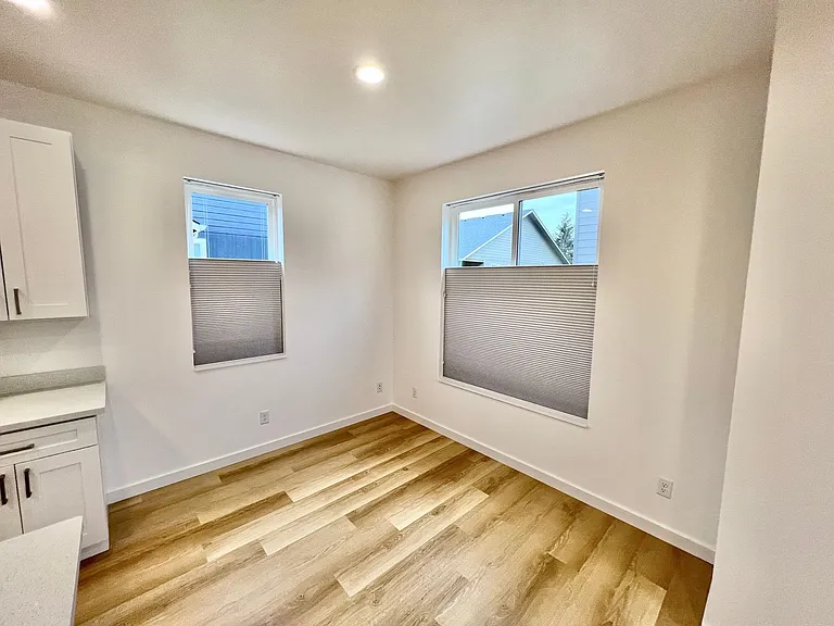 2223 Redwood Ave — Photo 12