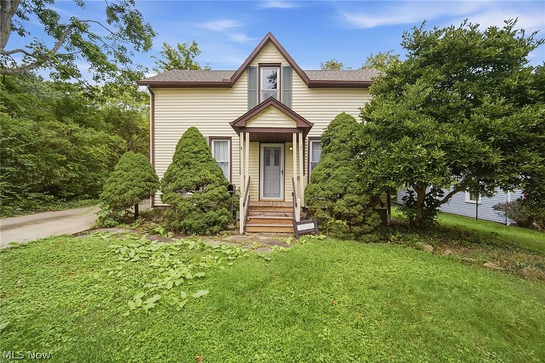 3 bed, 1.0 bath, 1600 sqft, $1,900 — Photo 1