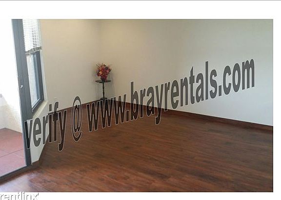 1111 Horizon Dr. #712 living room