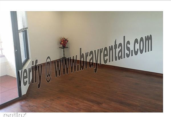 1111 Horizon Dr. #712 living room