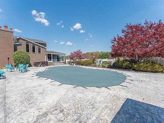5th image of 524 Wauregan Rd