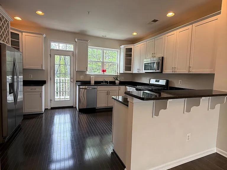 7476 Riding Meadow Way — Photo 4