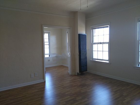 3rd image of 607 1/3 S Dunsmuir Ave #302