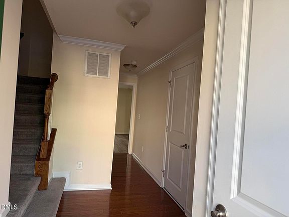 4th image of 717 Suffield Way