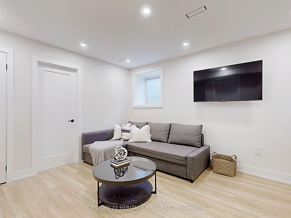 3rd image of 30 Struthers St