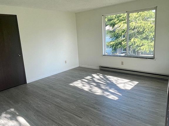 2nd image of 911 22nd St #10