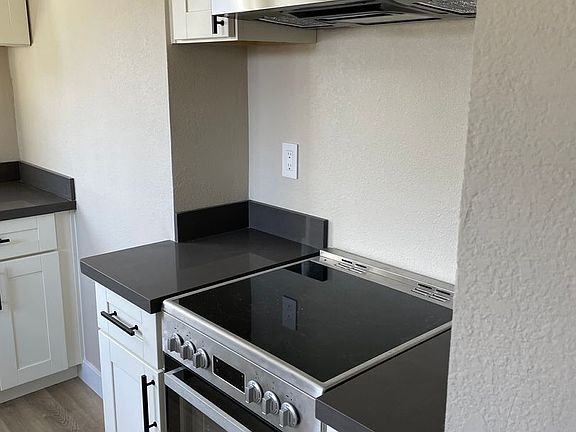 5th image of 1778 Davis St APT 6