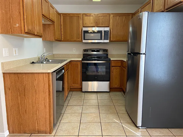 501 Twin Oaks — Photo 3