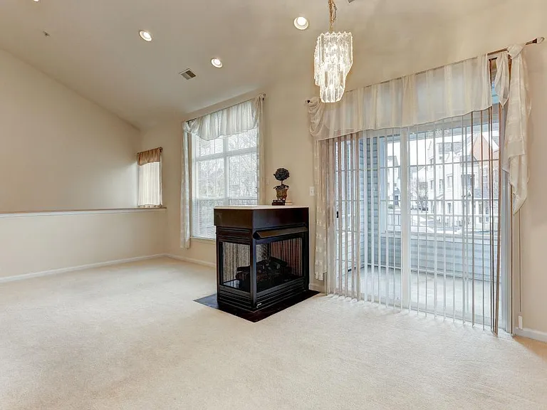 LIVING/DINING