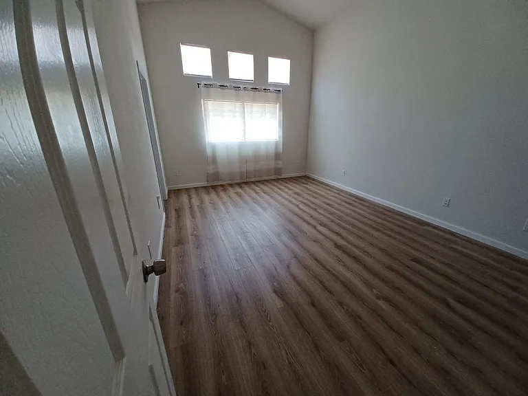 585 Hildale Cir — Photo 12