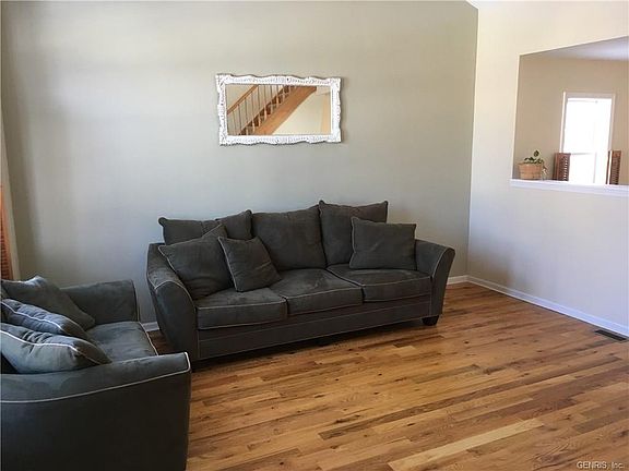3rd image of 147 Kennedy St