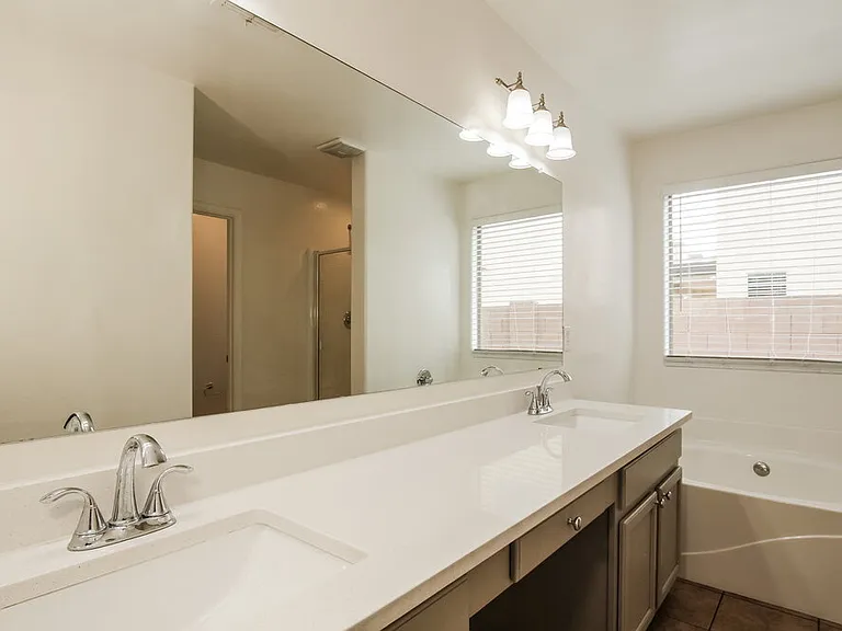 6622 S 23rd Ave — Photo 8