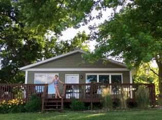 412 W Shore Dr, Windom, MN 56101