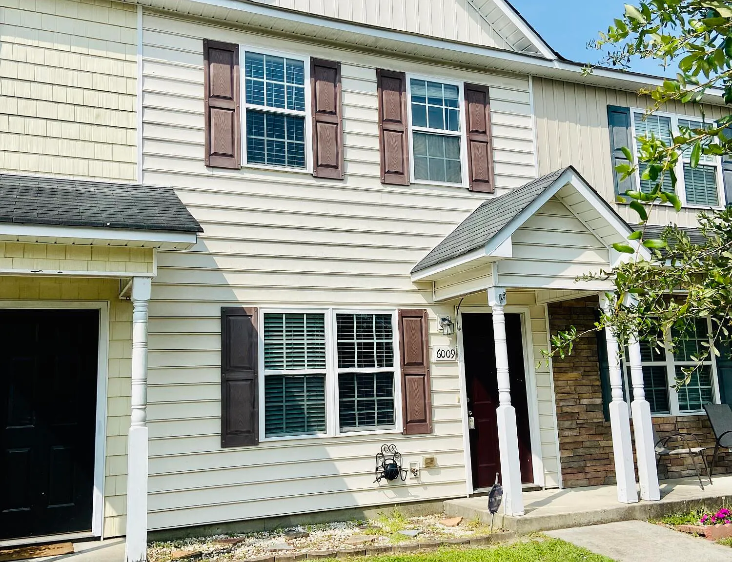 2 bed, 2.5 bath, 1024 sqft, $1,250 — Photo 1
