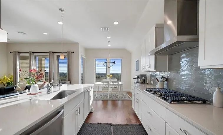 3 bed, 2.5 bath, 2124 sqft, $2,499 — Photo 3
