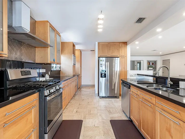1430 Stillwater Dr — Photo 15