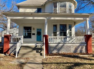 432 S 6th St, Osage City, KS 66523