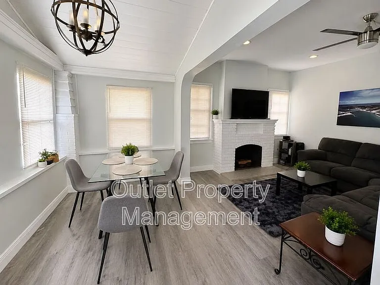 129 E Concord St #A — Photo 3