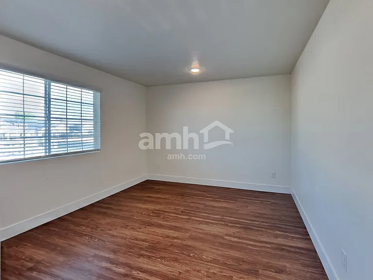 1029 N Barkvine Ave — Photo 23