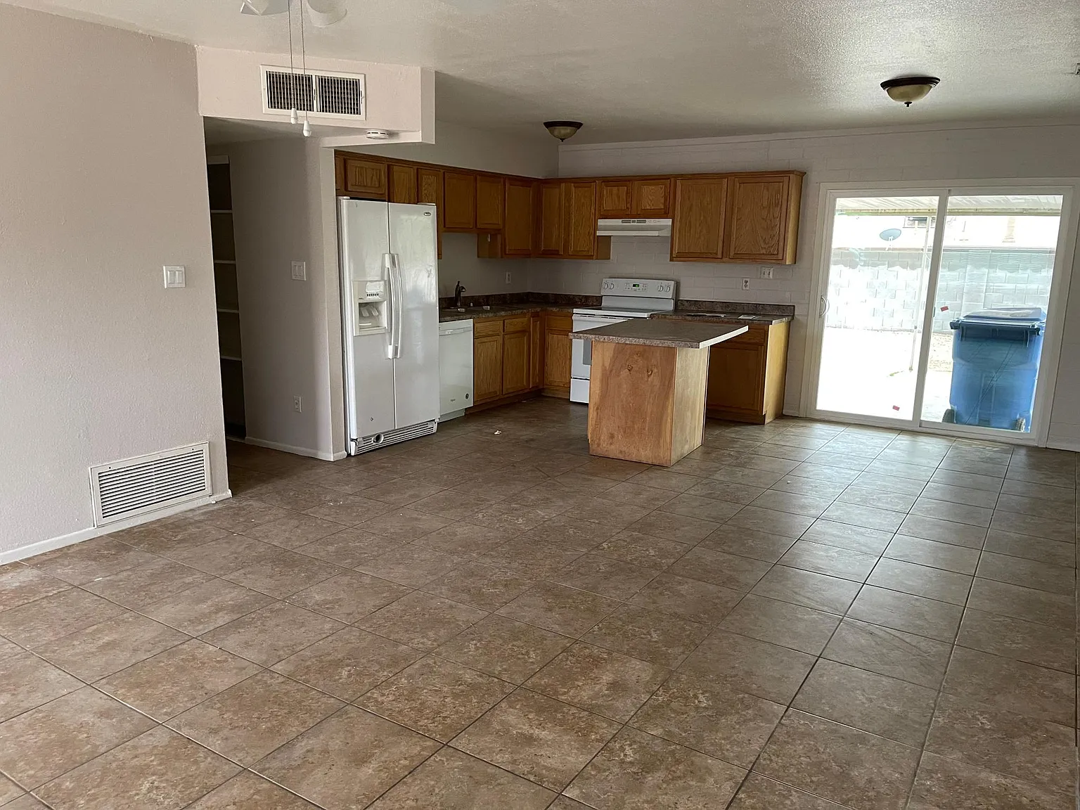 3 bed, 1160 sqft, $1,800 — Photo 3