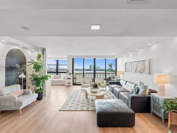 4th image of 1000 E Island Blvd APT 1402