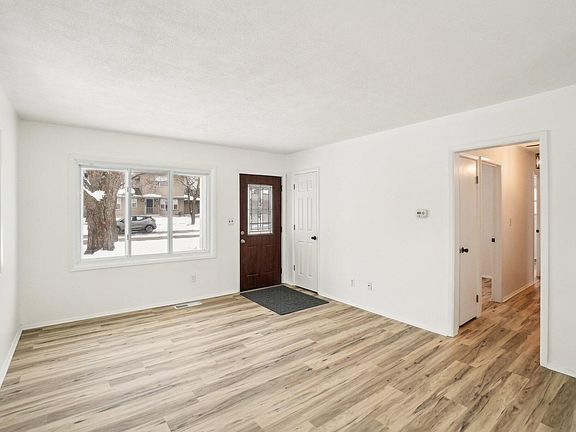 5th image of 2471 Pinecrest Ave