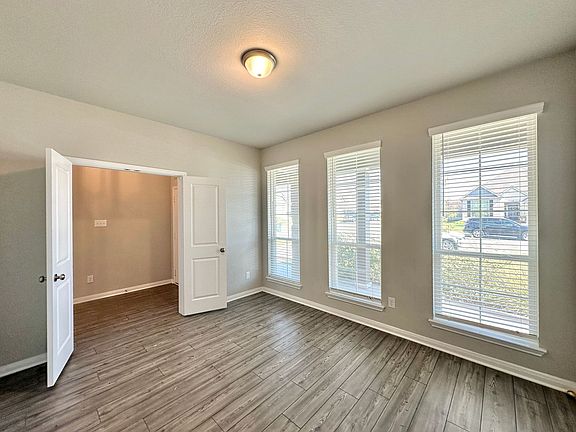3rd image of 1914 Holleman Dr
