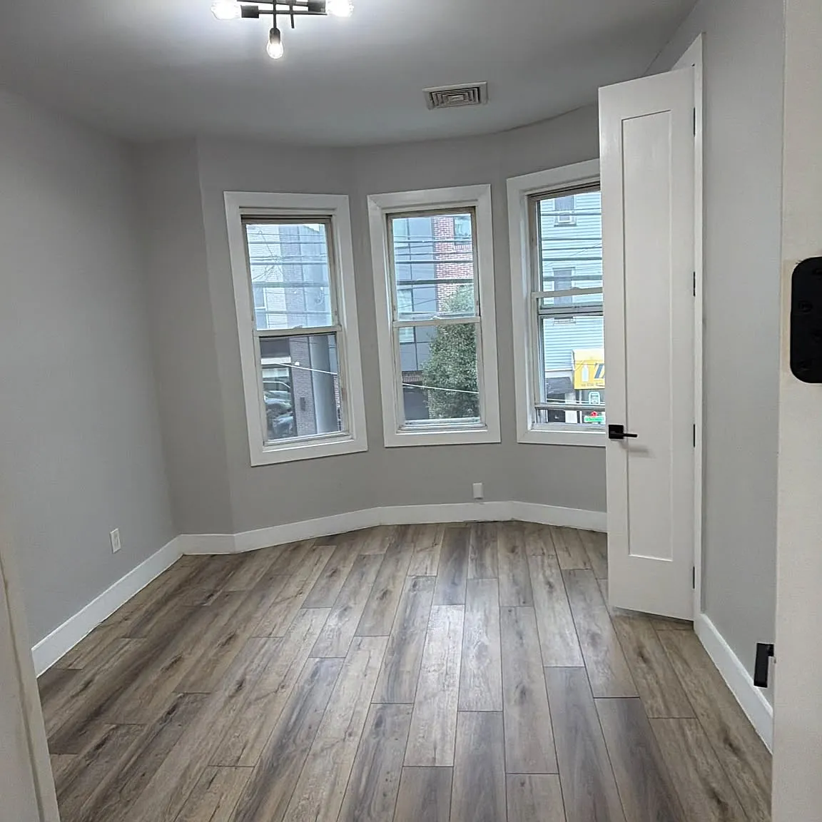1164 Summit Ave — Photo 2