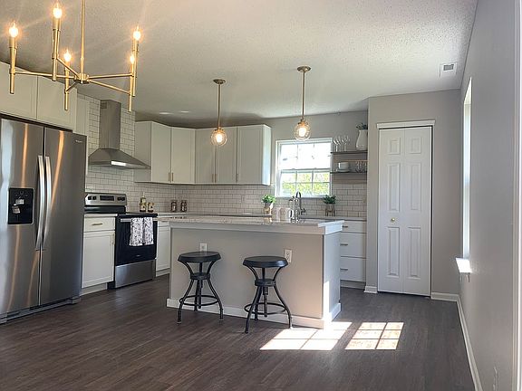 3rd image of 15141 Porchester Dr