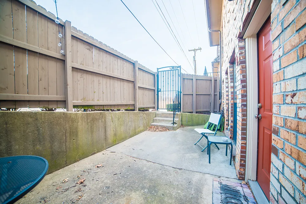 Building Photo - 4000 Oak St #3