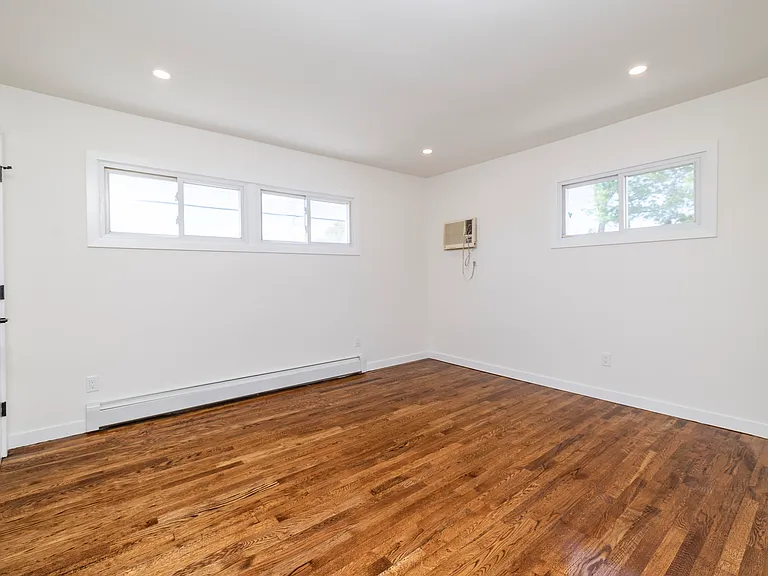 561 Woodbury Rd — Photo 10
