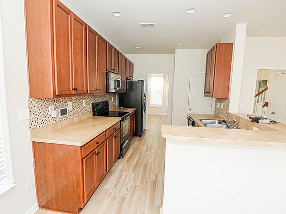 4th image of 196 Avonshire Dr