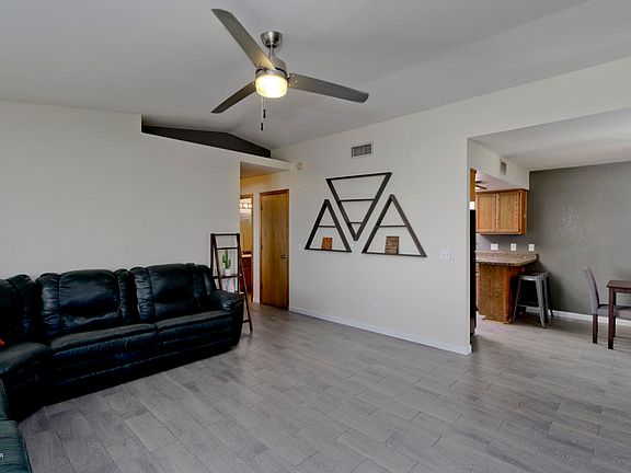 4th image of 760 Kootenay Dr