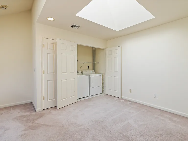 2435 Bedford St #21 — Photo 11