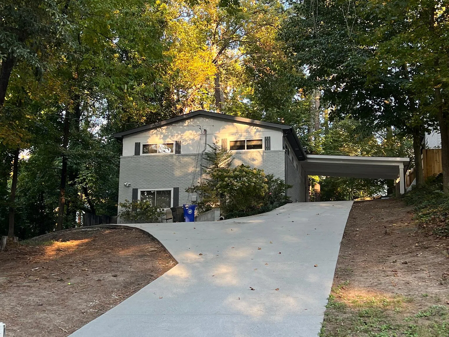 5 bed, 2369 sqft, $4,100 — Photo 2