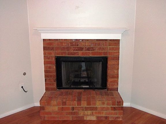4th image of 912 Charlotte Ln