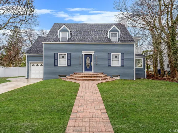 255 Moore Avenue, Freeport, NY 11520