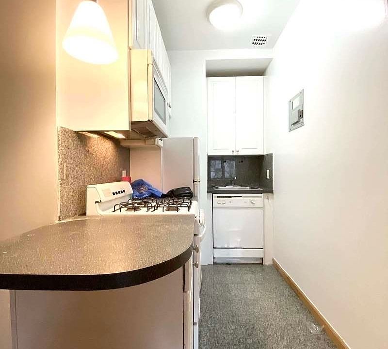 2nd image of 62 W 69th St #2