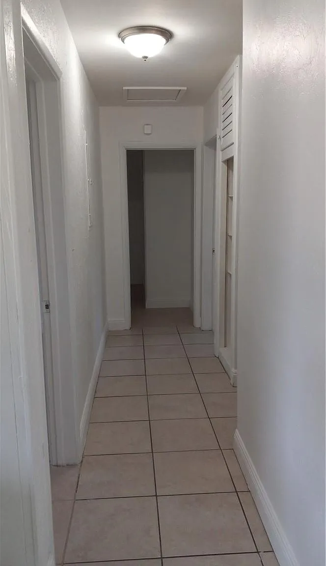 3 bed, 1.0 bath, 1300 sqft, $2,600 — Photo 4