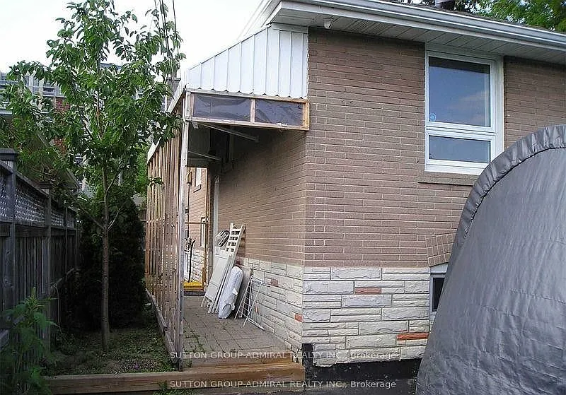 Building Photo - 25 Arbutus Cres #LOWER