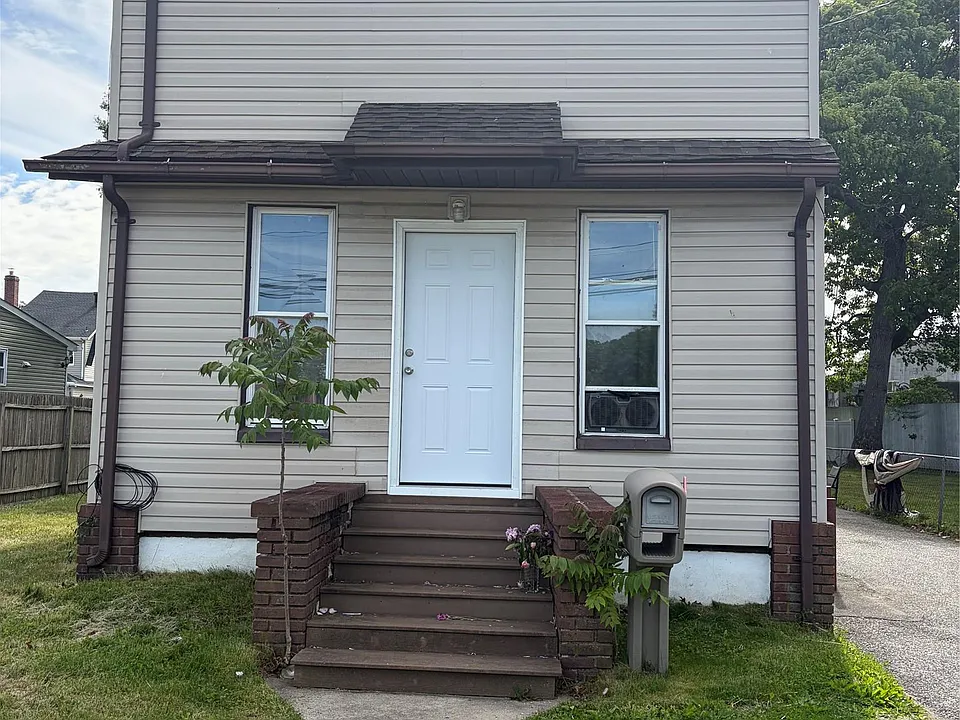 48 Penataquit Ave