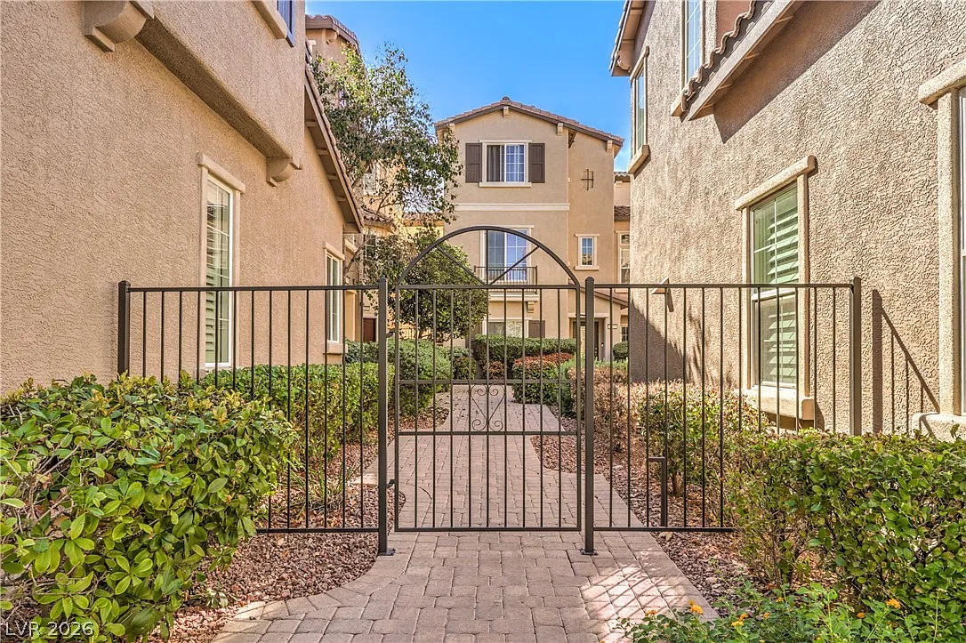 3 bed, 3.0 bath, 1769 sqft, $2,245 — Photo 2